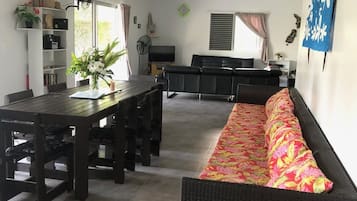 Smart TV, DVD player, books, stereo