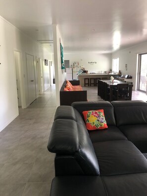 Smart TV, DVD player, books, stereo - TUROU RETREAT Rarotonga sleeps 10 near MURI BEACH (Muri Beach)