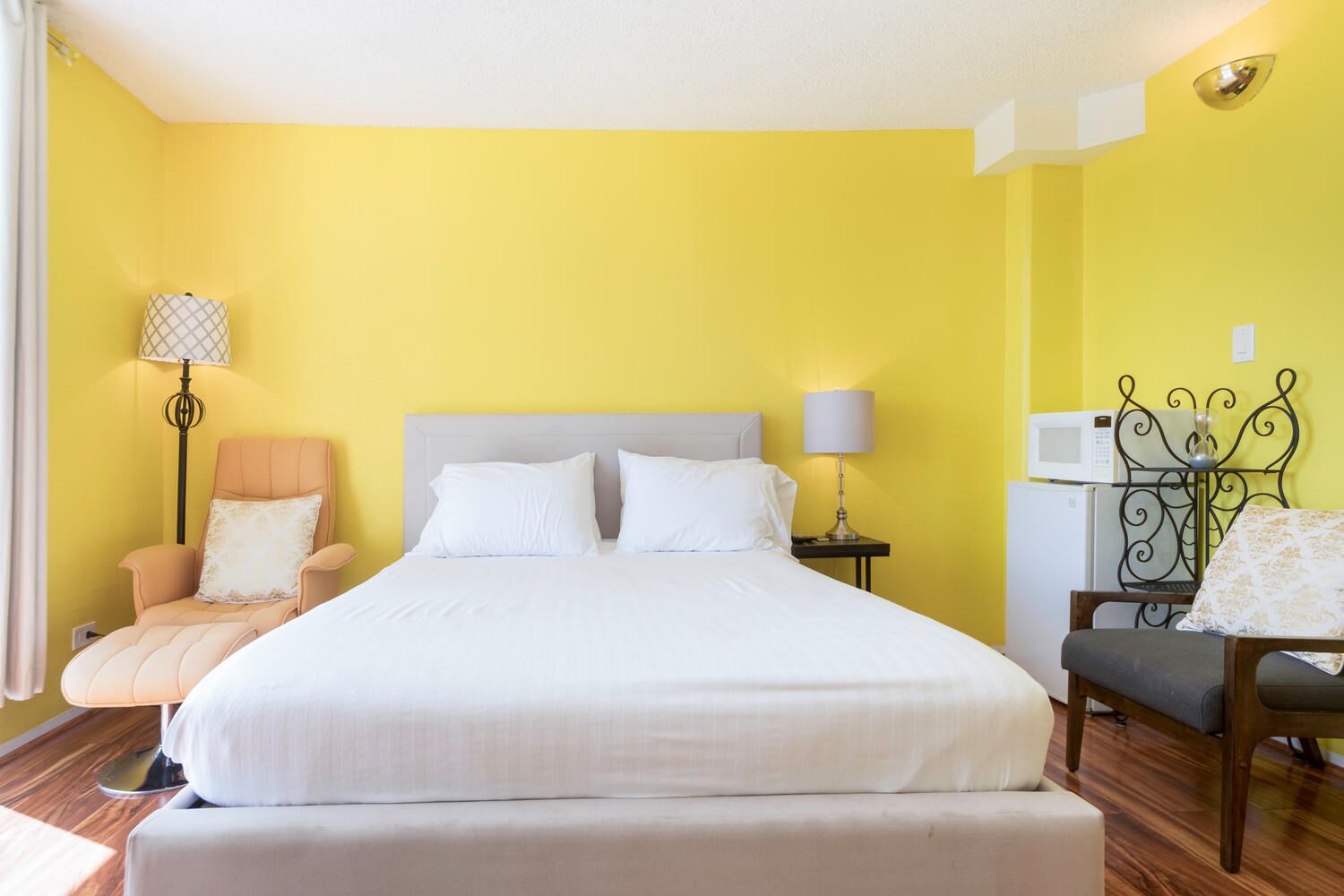 1 habitación, tabla de planchar con plancha, wifi gratis y ropa de cama 