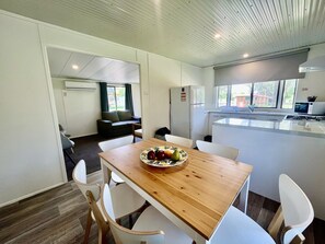 Familien-Ferienhütte | Essbereich im Zimmer