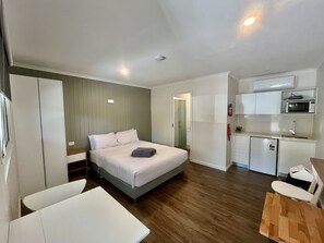 Deluxe Double Room | Bed sheets - Young Tourist Park (Young)