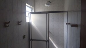 Habitación familiar | Baño | Regadera y toallas
