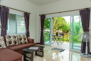 คลาสสิกคอทเทจ | ห้องนั่งเล่น | ทีวีจอแบน 42 นิ้ว พร้อมช่องเคเบิล, ทีวี, ของเล่น