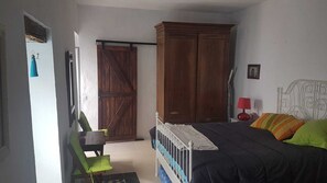 2 chambres, bureau, fer et planche Ă repasser, lit parapluie