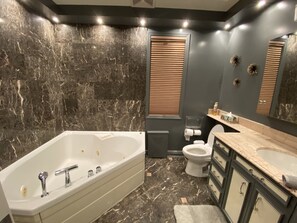 Duschwanne, Whirlpool, Haartrockner, Handtücher