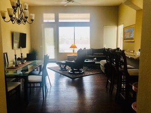 TV connectée, cheminée, chaîne hi-fi, écrans d'ordinateur