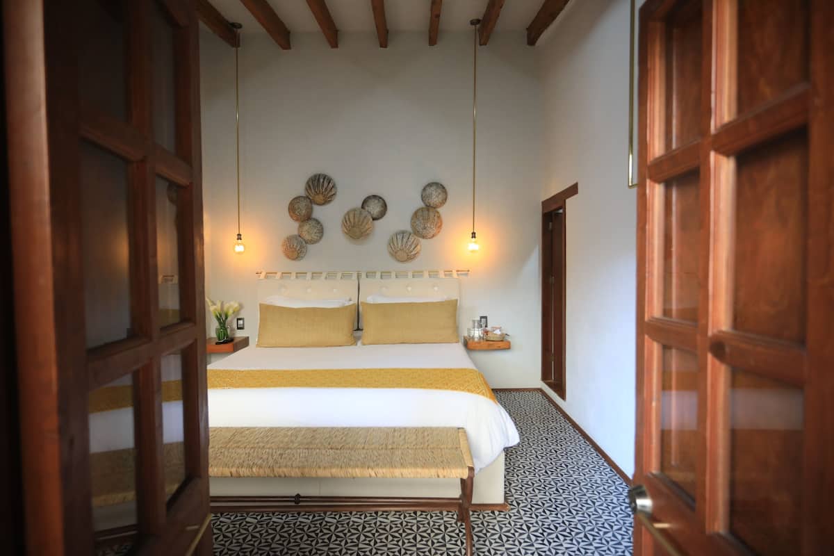 Deluxe Room, 1 King Bed | 1 bedroom, free WiFi, bed sheets