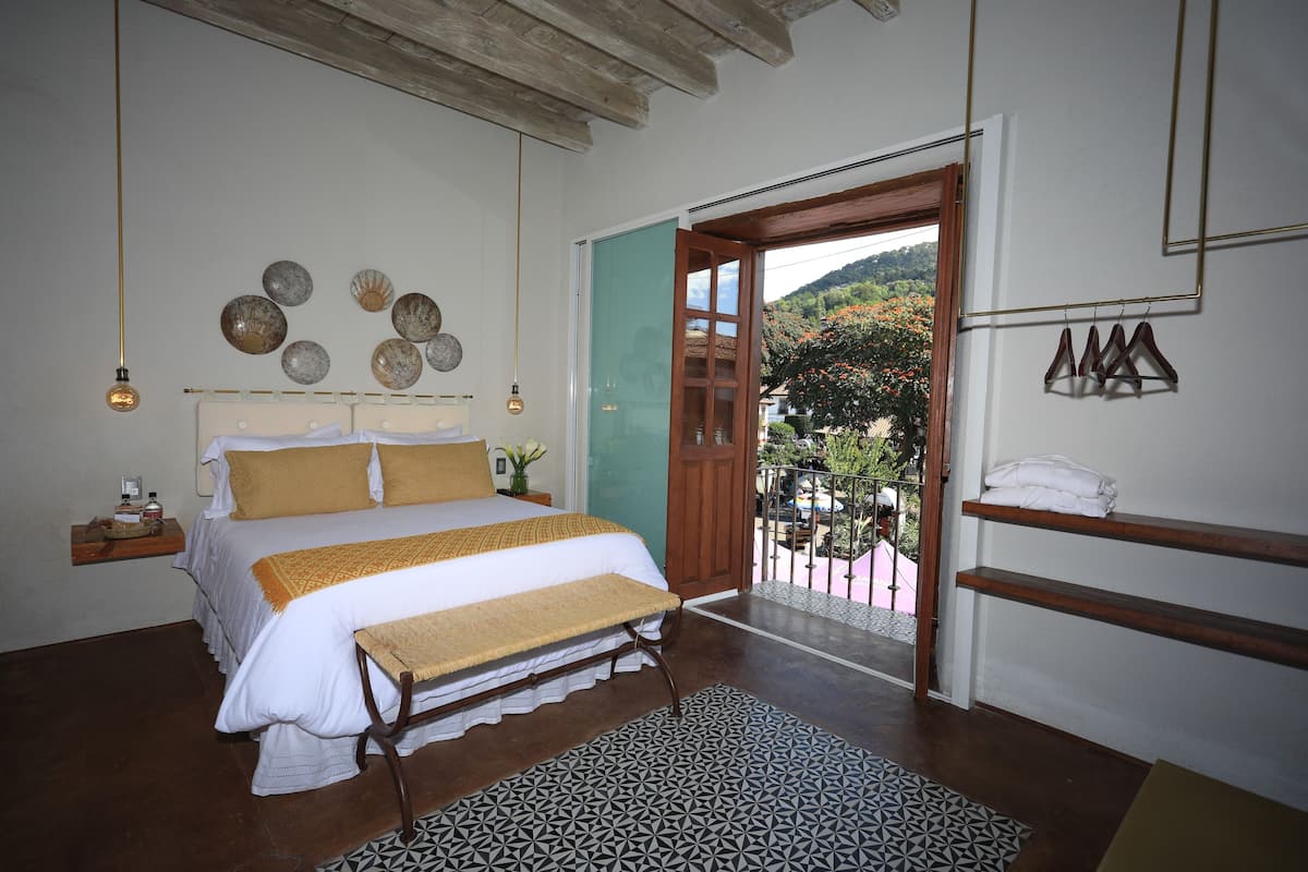 Suite, Bathtub | 1 bedroom, free WiFi, bed sheets