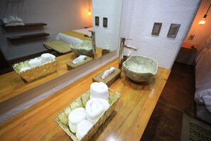 Quarto luxo, 1 cama de casal | Banheiro | Toalhas de banho, sabonete, shampoo, papel higiênico