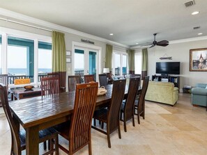 Casa, varias camas | Restaurantes