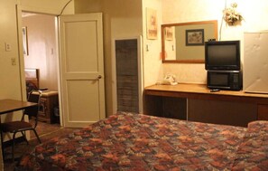 Individually decorated, individually furnished, free WiFi - Thunderbird Motel (Dodge City)