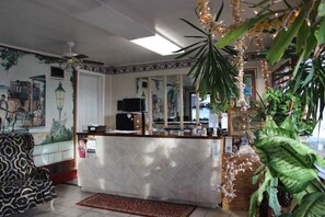 Reception - Thunderbird Motel (Dodge City)