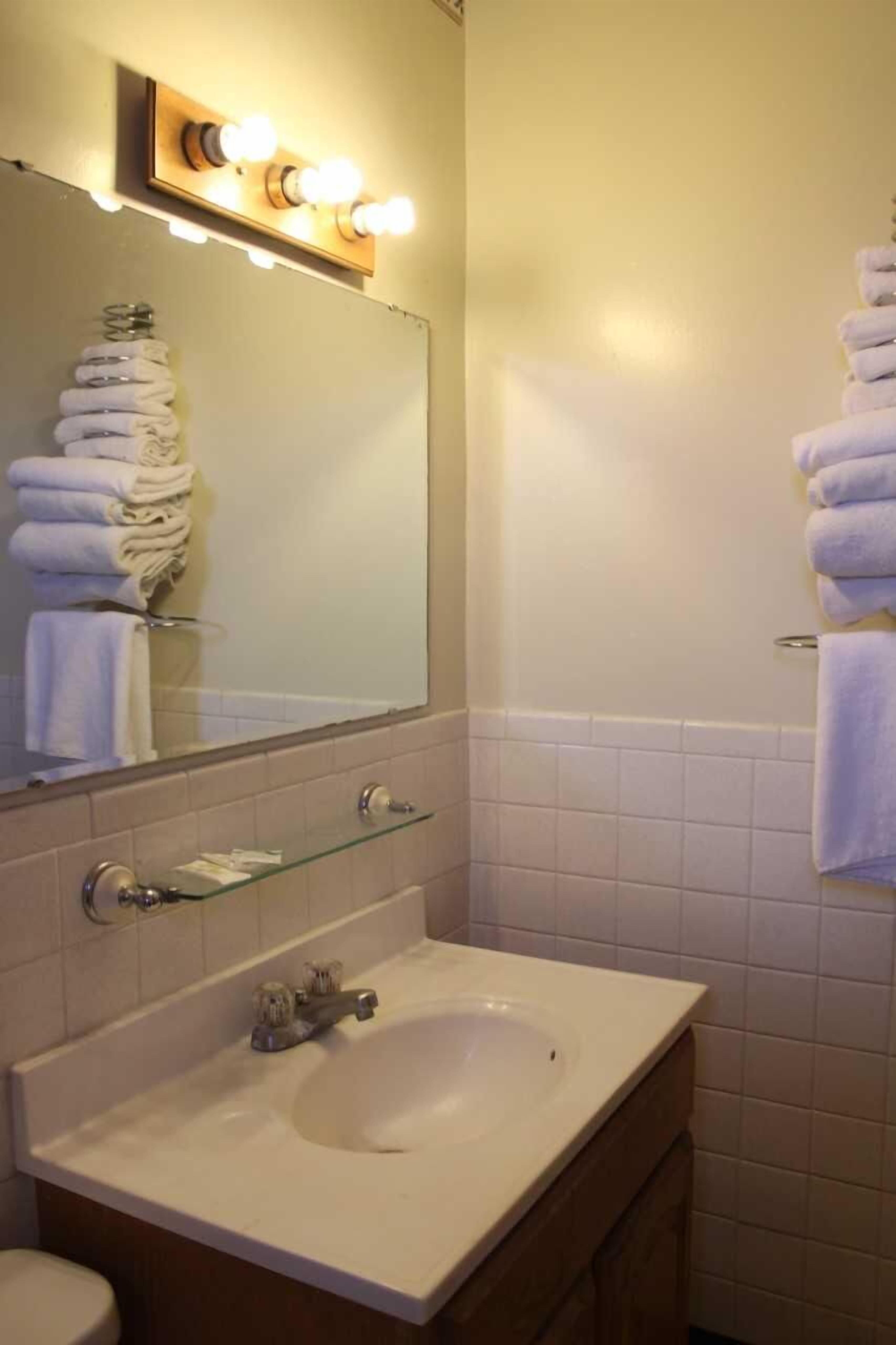 Basic Double or Twin Room, Non Smoking | Bathroom sink