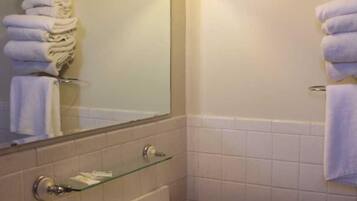 Basic Double or Twin Room, Non Smoking | Bathroom sink