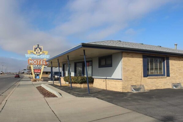 Property entrance - Thunderbird Motel (Dodge City)