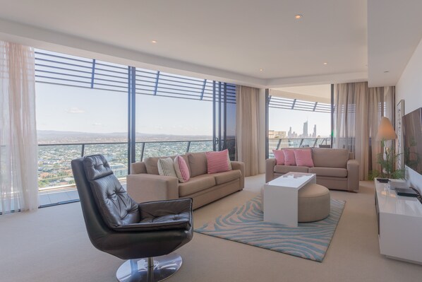 3 Bedroom Apartment with Balcony | Living area