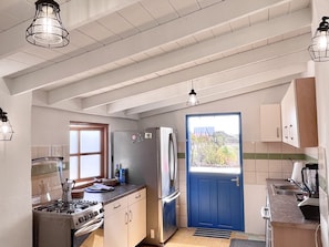 Een koelkast, een oven, een kookplaat, een vaatwasser