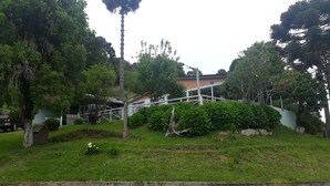 Un quartier résidentiel avec un escalier menant à une maison, le tout entouré de verdure et d’arbres.