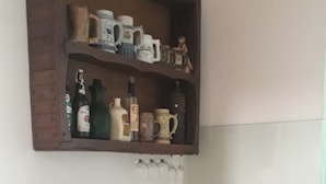 Un espace bar avec un comptoir en bois et deux tabourets.