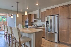 冷蔵庫、電子レンジ、オーブン、コンロ