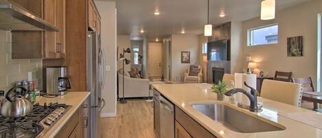 Refrigerador, microondas, horno, placa de cocina