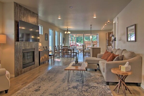 テレビ、暖炉、DVD プレーヤー