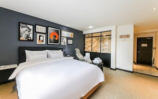 ห้องพรีเมียม | เครื่องนอนระดับพรีเมียม, เตียง Tempur-Pedic, ผ้าม่านกันแสง