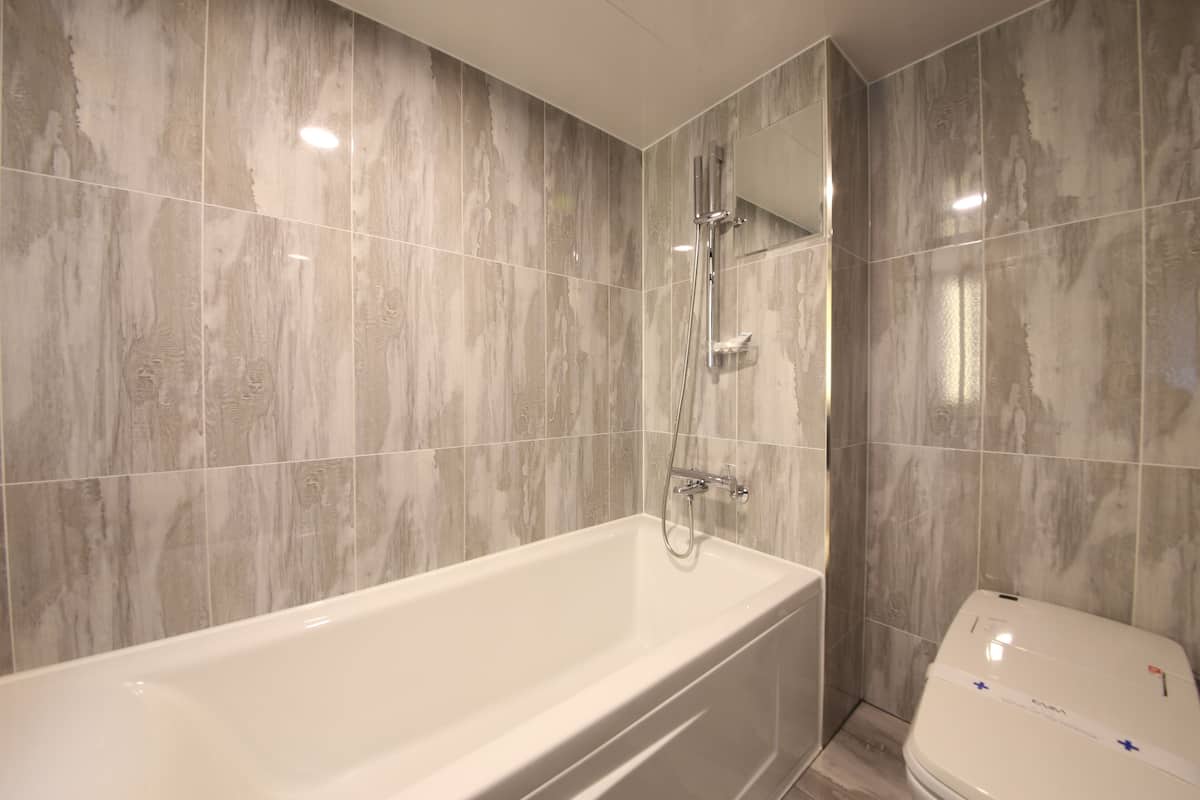 deluxe room | bathroom | free toiletries, hair dryer, bathrobes, slippers