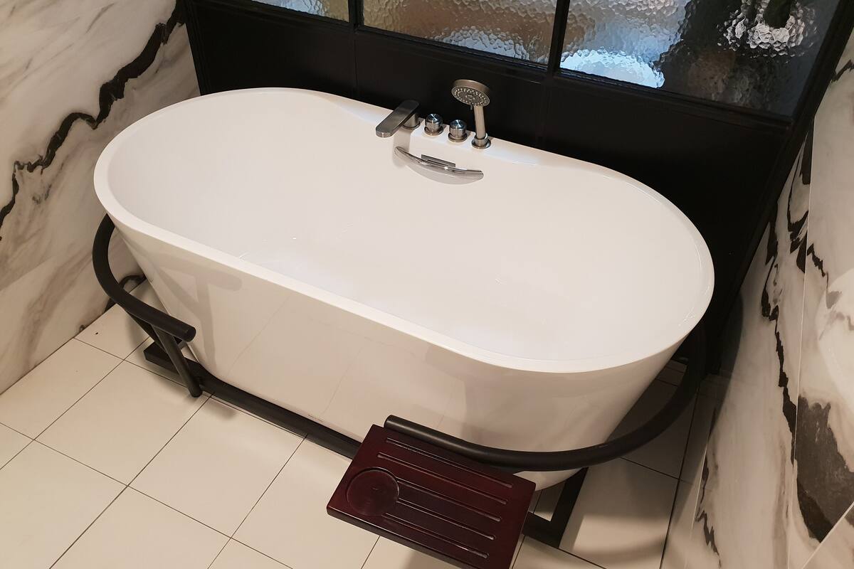 premium room | deep-soaking bathtub
