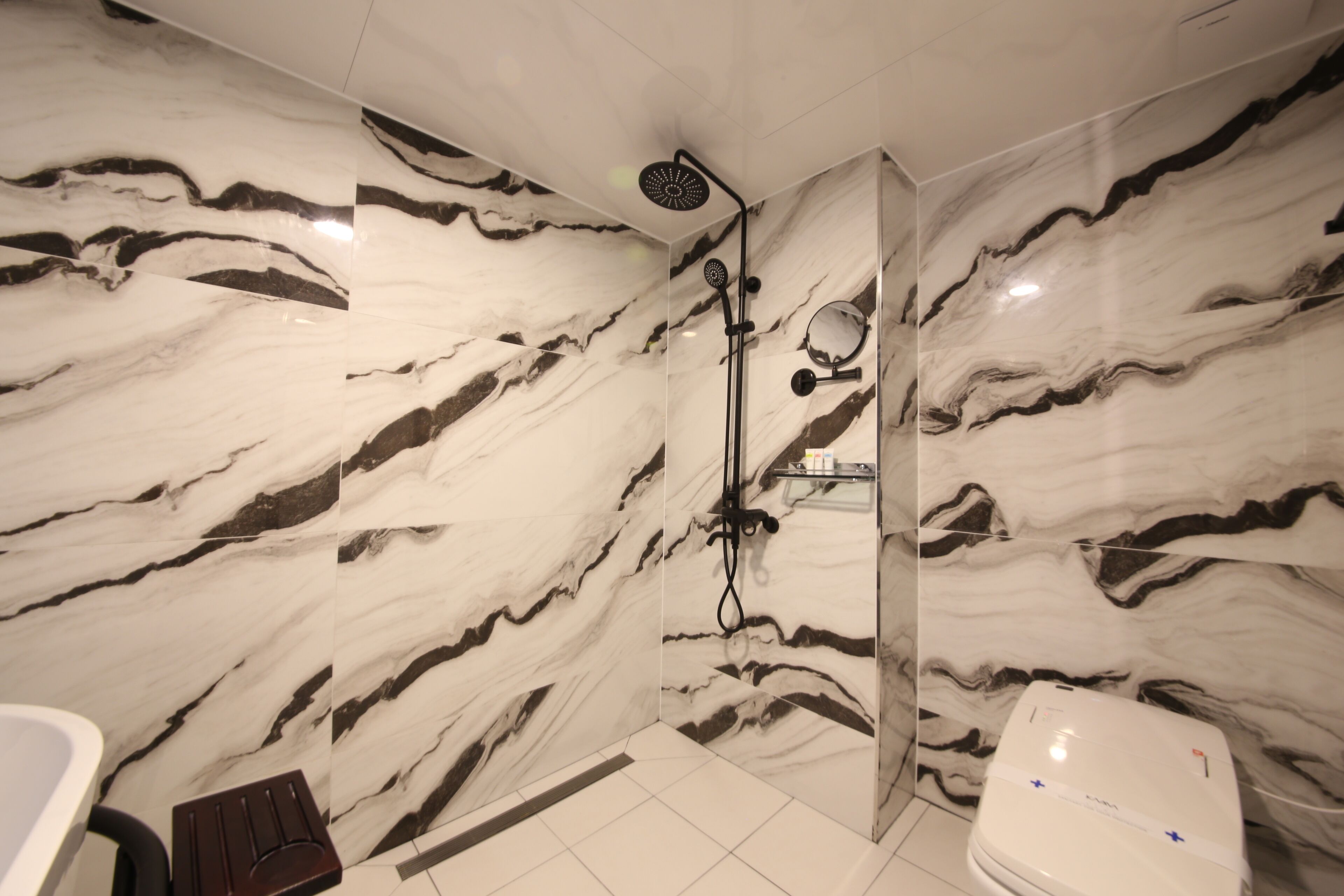 premium room | bathroom | free toiletries, hair dryer, bathrobes, slippers