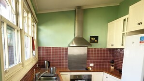 Cottage, 2 Bedrooms | Private kitchen - Redruth (Wandiligong)