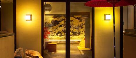 المنشأة من الداخل