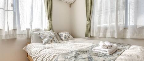 3 عدّة غرف نوم ومكواة/لوح كي وواي فاي وملاءات أسرّة