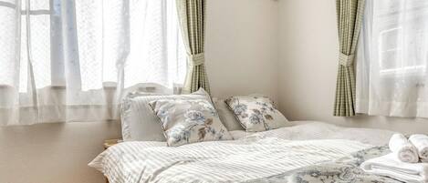 3 bedrooms, iron/ironing board, WiFi, bed sheets