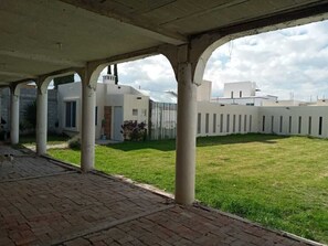 Property grounds - Contemporary home near Haciendas and vineyards 3 bedrooms 2,733 sq/ft (san juan del rio queretaro)
