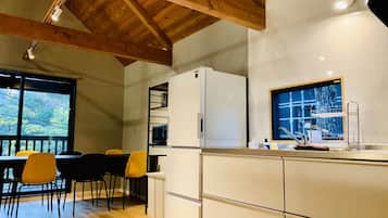 Chalé, 3 quartos, 2 banheiros | Cozinha americana privada | Geladeira, micro-ondas, cooktop, chaleira elétrica