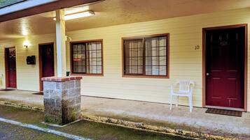 Vista frontal de la propiedad por la tarde o noche