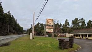 A Seadrift Motel sign with a pull-thru RV section, a contact number, and mentions rooms for $59 with free WiFi.