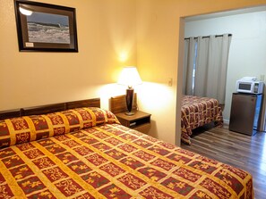 Chambre simple Standard, Plusieurs lits | Décor unique, ameublement unique, bureau