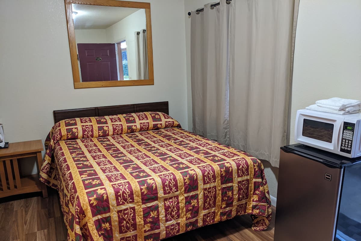 Standard Single Room, 1 Queen Bed | Individually decorated, individually furnished, desk, laptop workspace