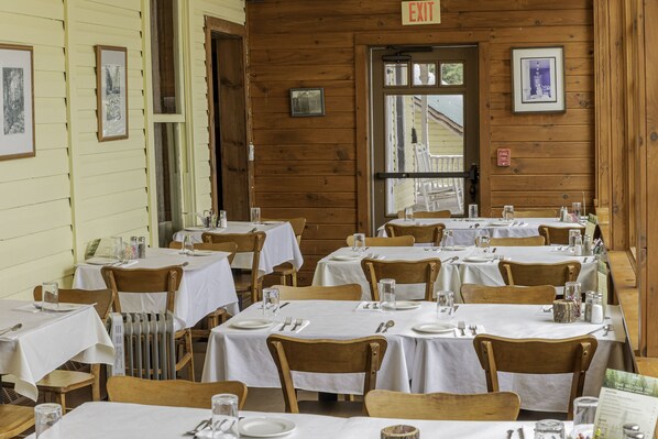 Se sirven cenas y cocina americana; con vista a la playa 