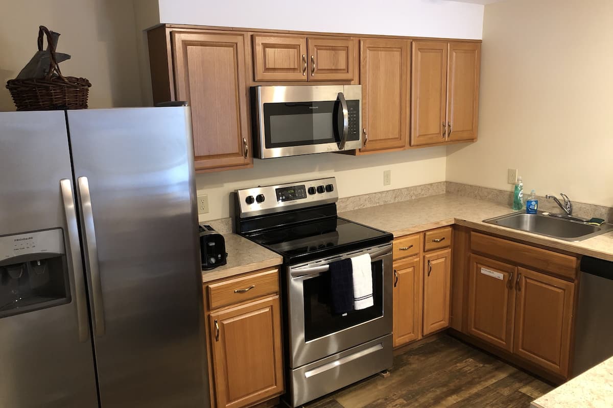 fairview | private kitchen | coffee/tea maker, high chair, cookware/dishes/utensils