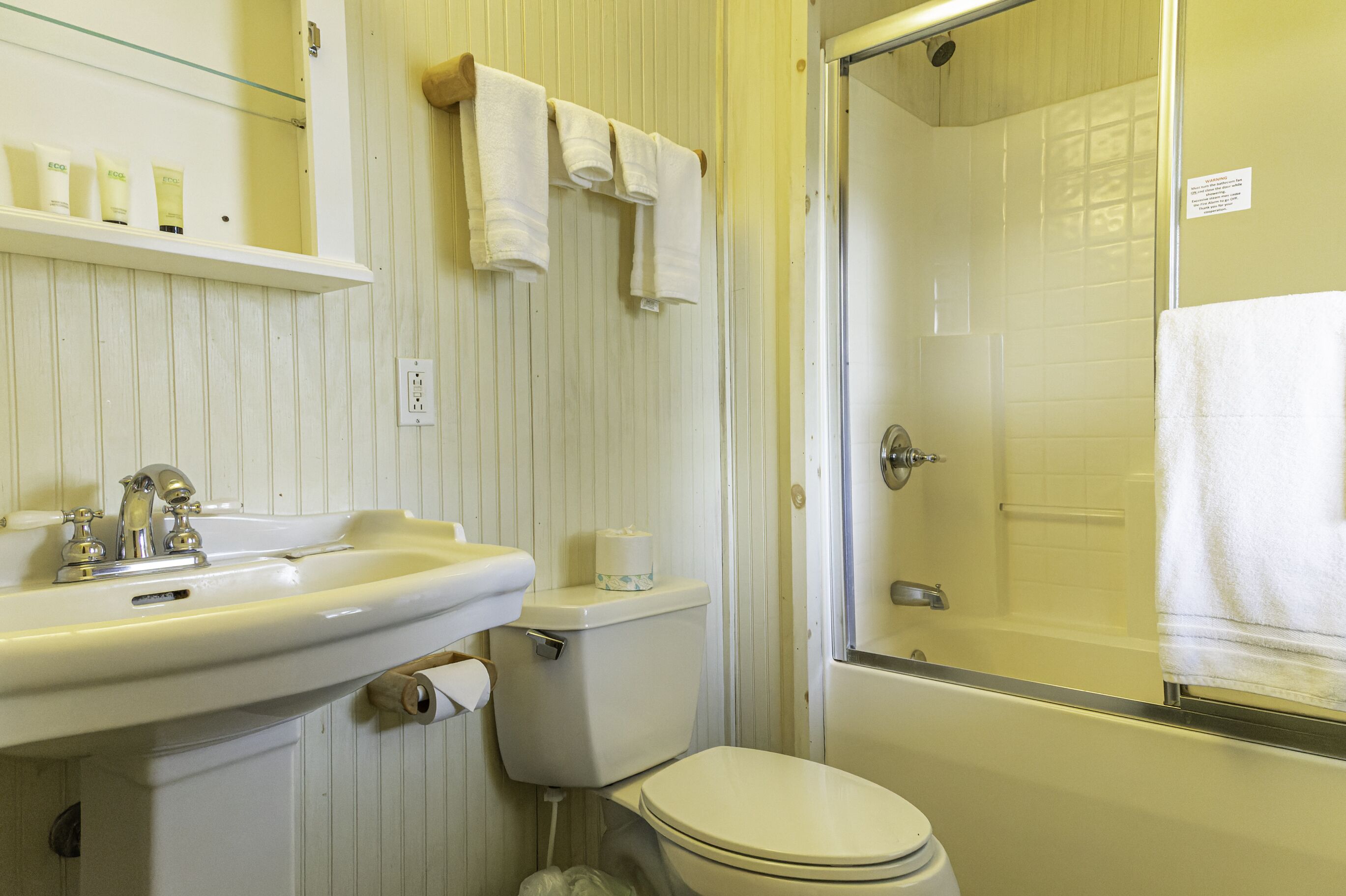 Un baño con lavabo, inodoro y ducha.