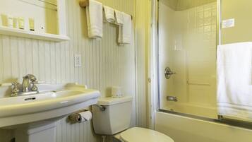 Un baño con lavabo, inodoro y ducha.