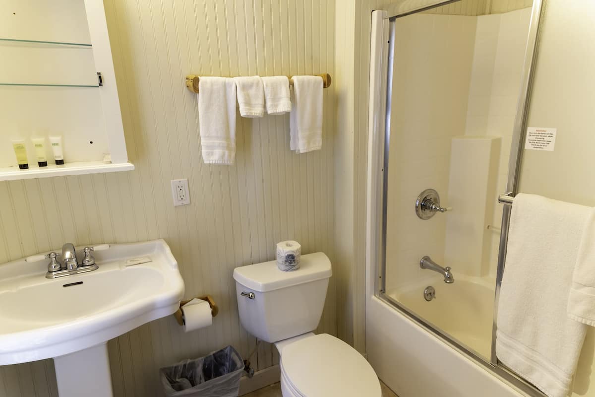 twitchell | bathroom | free toiletries, towels