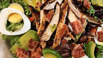 Ensalada con pollo, tocino, aguacate y huevos duros.