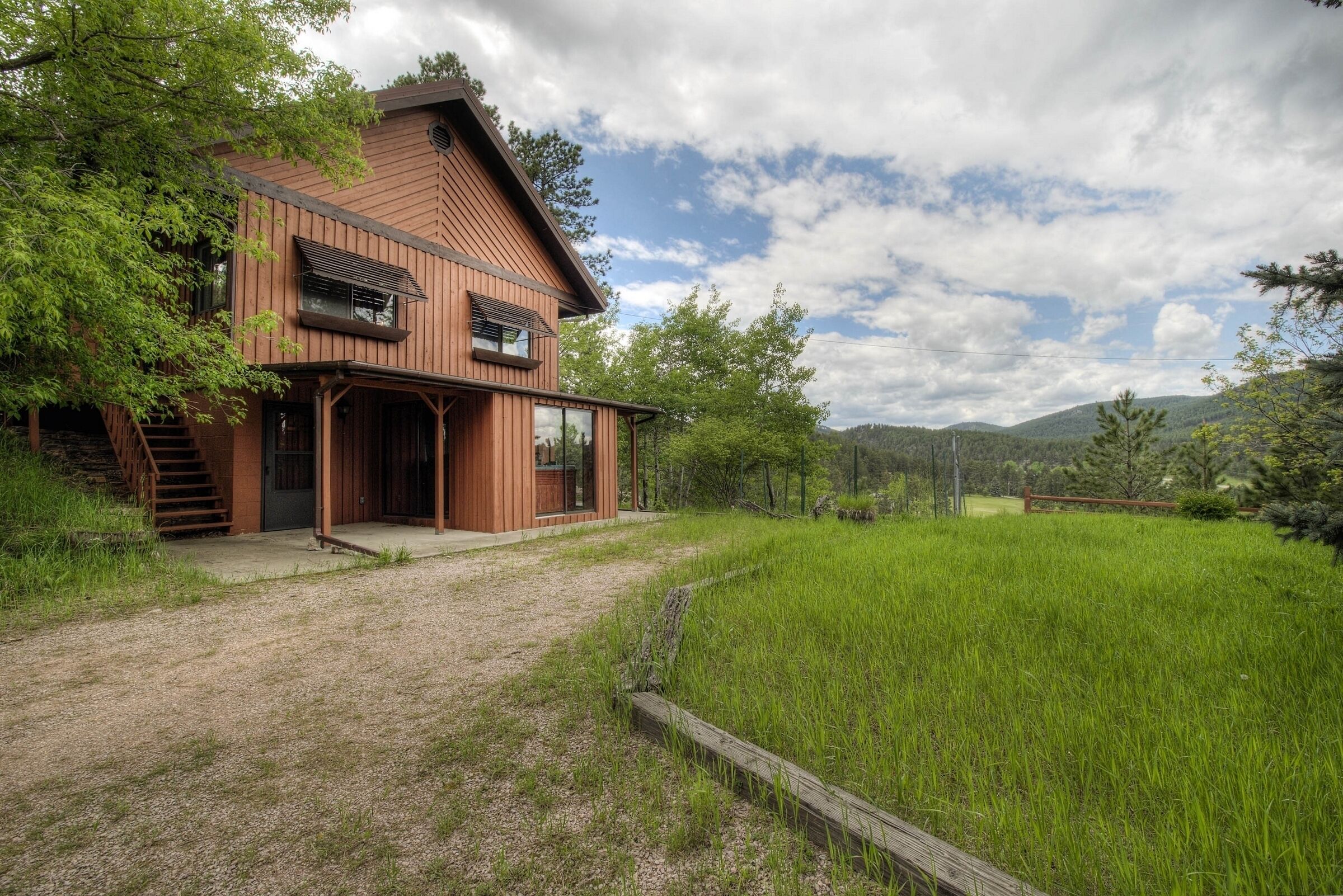 Cliffside Cabin amongst trees, serene w/ Views, hot tub, perfect locale daytrips