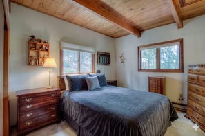 3 bedrooms, desk, iron/ironing board, travel crib - Quiet Cabin on the Cliff + Hot Tub + Stunning Black Hills Views (Rapid City)