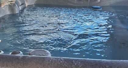 Cliffside Cabin amongst trees, serene w/ Views.