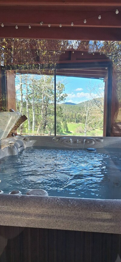 Cliffside Cabin amongst trees, serene w/ Views.